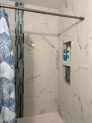 Combined shower/bathtub, hair dryer, towels, soap - Oceanfront Getaway-Carolina on My Mind (Carolina Beach)
