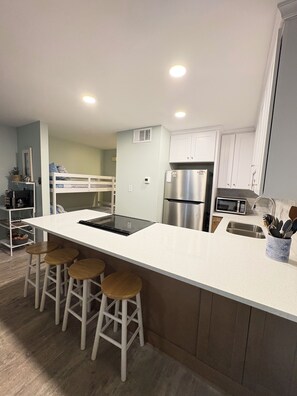 Réfrigérateur, micro-ondes, four, plaque de cuisson