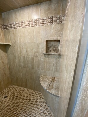 Combined shower/tub, hair dryer, towels