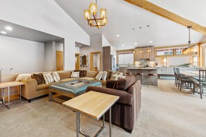Un vaste espace de vie comprenant un canapé, une table basse et une table à manger avec des chaises.
