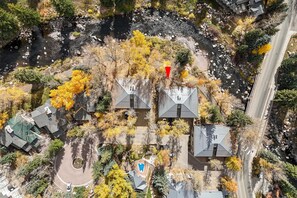 Un quartier résidentiel comprenant plusieurs maisons, une piscine et une route.