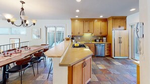 Kühlschrank, Ofen, Herdplatte, Wasserkocher mit Kaffee-/Teezubehör