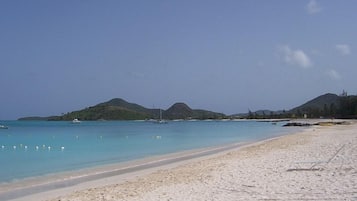 Una spiaggia nelle vicinanze