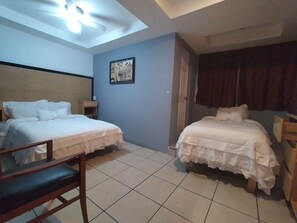 Habitación triple | Cortinas blackout, tabla de planchar con plancha y wifi gratis 