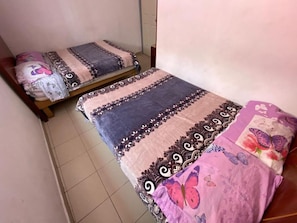 Habitación cuádruple básica | Cortinas opacas, tabla de planchar con plancha, wifi gratis