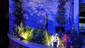 L’entrée d’un hôtel, avec une façade en pierre, des décorations de Noël et un panneau indiquant qu’il s’agit d’un hôtel et d’un point de stationnement à l’aéroport de Puerto Mexico.