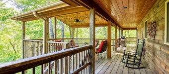 Private charming Mountainside Cabin near The Pisgah National Forest. 