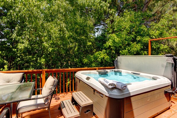 Outdoor spa tub