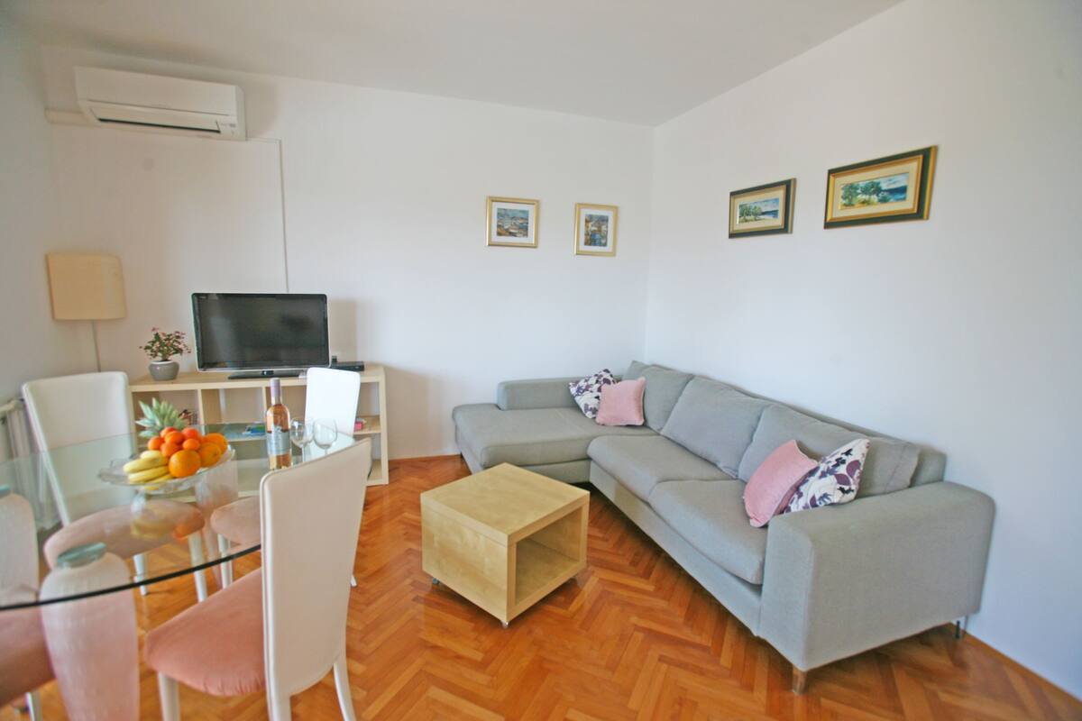 Apartamento, 2 habitaciones | Zona de estar | Una televisión de pantalla plana