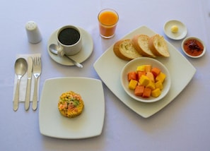 Daily continental breakfast (COP 16000 per person)