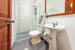 Standard Double Room | Bathroom