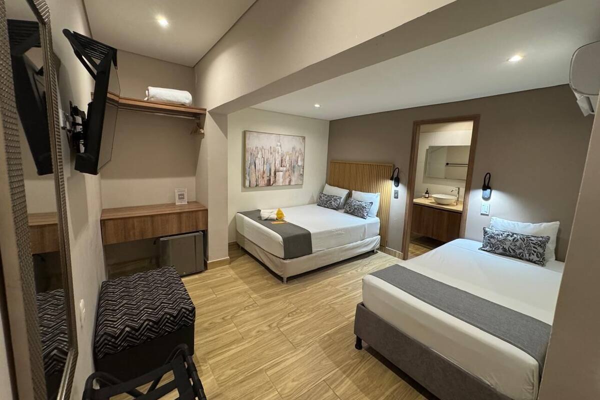 Quarto triplo superior, várias camas | 1 quarto, roupas de cama antialérgicas, frigobar, cofres nos quartos