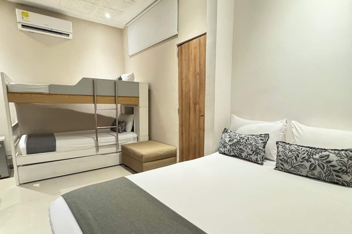 Habitació quàdruple estàndard, diversos llits, aire condicionat | 1 dormitori, roba de llit hipoal·lergògena i minibar