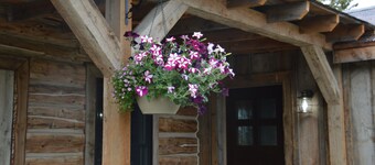 Near glacier park. Perfect setting for outdoor enthusiasts. Family friendly.
