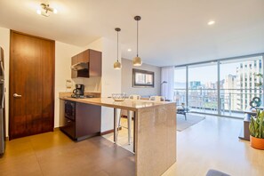 Kjøleskap, mikrobølgeovn, ovn og kokeplater