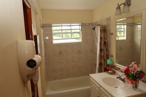 Combined shower/bathtub, hair dryer, towels, soap - Antigua Seaview Bougainville 5 (St. John's)
