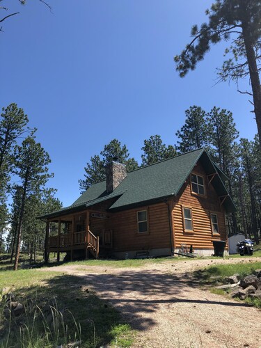 3 BR LOG Cabin,  6 miles west of Custer. Secluded and ready for you and your pet