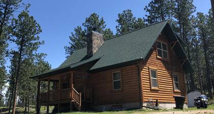 3 BR LOG Cabin, 6 miles west of Custer. Secluded and ready for you and your pet