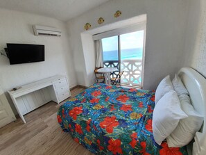 Cubrecamas, tabla de planchar con plancha, wifi gratis y ropa de cama 