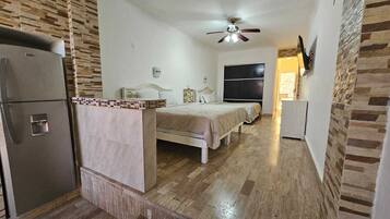 Suite estudio exclusiva, 1 habitación, Terraza, frente al mar | Ropa de cama de alta calidad, edredón y decoración personalizada