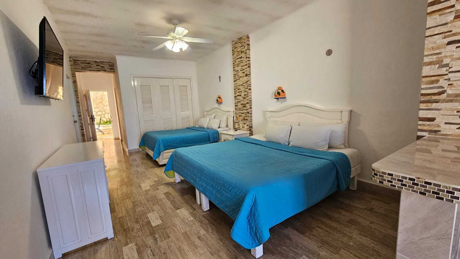 Cubrecamas, tabla de planchar con plancha, wifi gratis y ropa de cama 