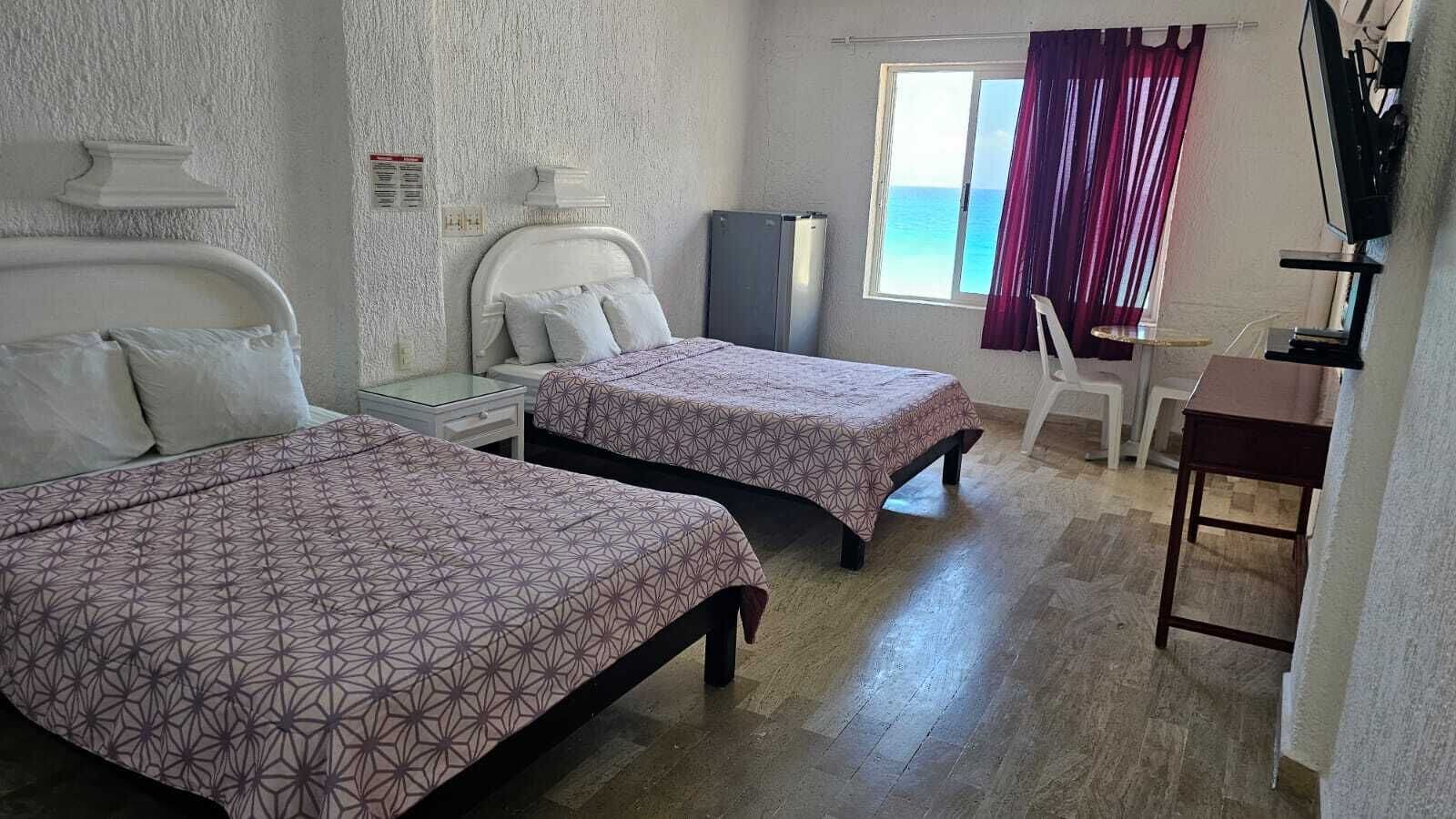 Cubrecamas, tabla de planchar con plancha, wifi gratis y ropa de cama 