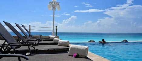 Piscine extérieure, accÚs possible de 8 h à 20 h, parasols