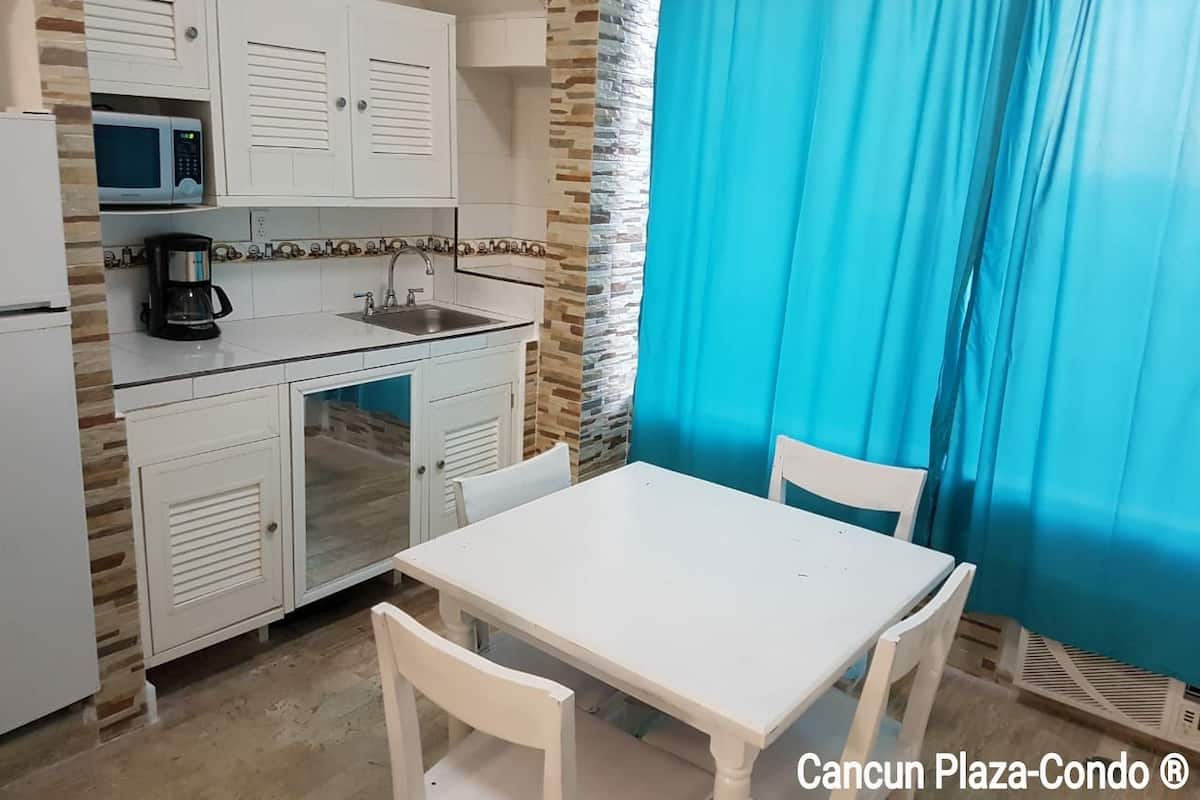 Geladeira grande, micro-ondas