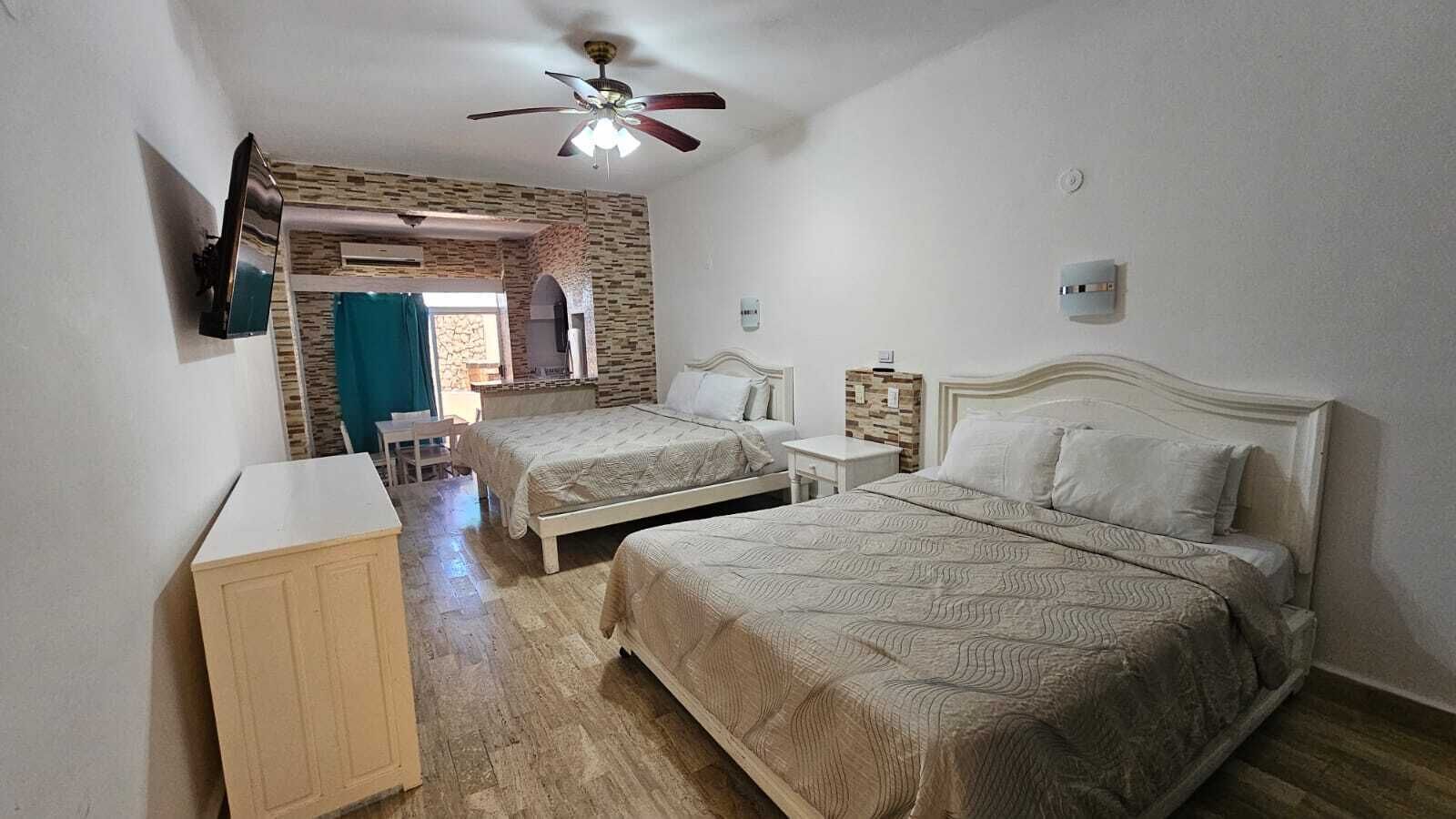 Cubrecamas, tabla de planchar con plancha, wifi gratis y ropa de cama 