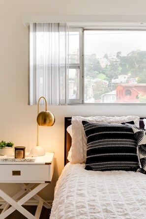 2 bedrooms, iron/ironing board, travel cot, free WiFi - Chic Hollywood Hills Home (Los Angeles)