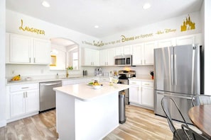Fridge, microwave, oven, stovetop - SALT WATER POOL*EXPANSIVE POOL DECK* LED POOL FOUNTAIN JETS (kissimmee)