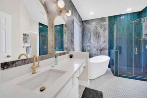 Een haardroger, handdoeken