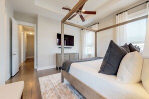 3 bedrooms, iron/ironing board, internet, bed sheets