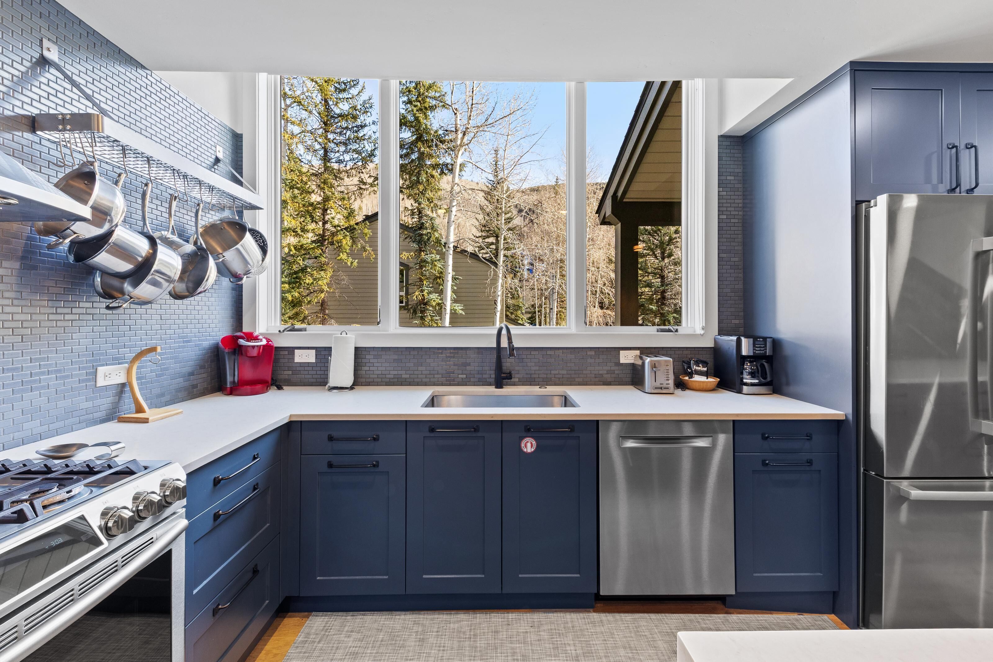 Fridge, oven, stovetop, coffee/tea maker