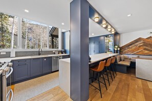 Réfrigérateur, un four, surface de cuisson, cafetière-théière