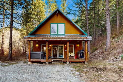 Creekside cabin on 5 acres w/ deck and hot tub, near Leavenworth - dogs OK