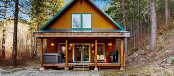 Creekside cabin on 5 acres w/ deck and hot tub, near Leavenworth - dogs OK