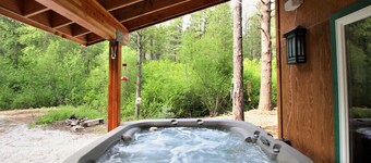 Creekside cabin on 5 acres w/ deck and hot tub, near Leavenworth - dogs OK