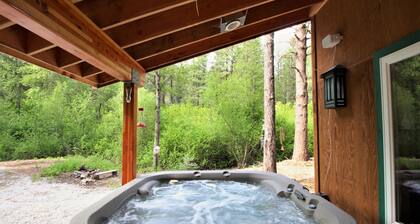 Creekside cabin on 5 acres w/ deck and hot tub, near Leavenworth - dogs OK