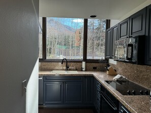 冷蔵庫、オーブン、コンロ、コーヒー / ティーメーカー