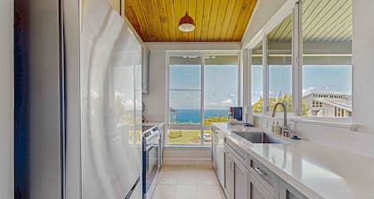 Waterfront condo with pool & hot tub, loft & lanai with ocean views