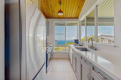 Waterfront condo with pool & hot tub, loft & lanai with ocean views