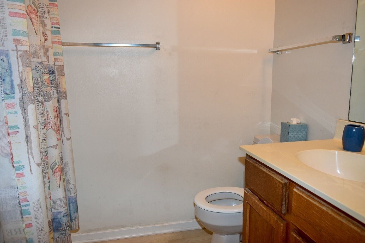 Un baño con ducha, inodoro y lavabo.