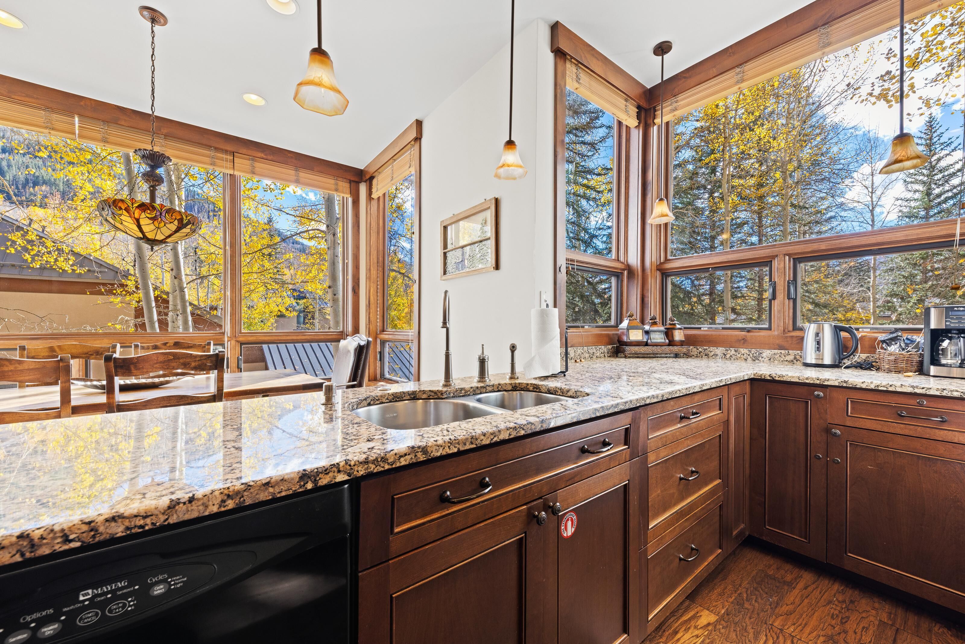 Kjøleskap, ovn, kokeplater og kaffetrakter/tekoker