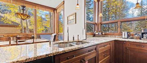 Kjøleskap, ovn, kokeplater og kaffetrakter/tekoker