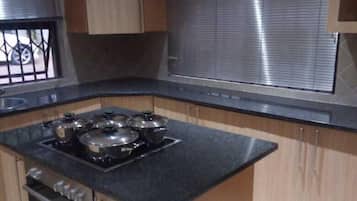 Casa família, 3 quartos | Cozinha privada | Geladeira, micro-ondas, fogão, cooktop