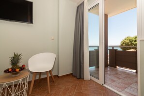 Kahden hengen superior-huone (yksi tai kaksi sänkyä), 2 yhden hengen sänkyä, tupakointi kielletty | Ylelliset vuodevaatteet, minibaari, tallelokero huoneessa