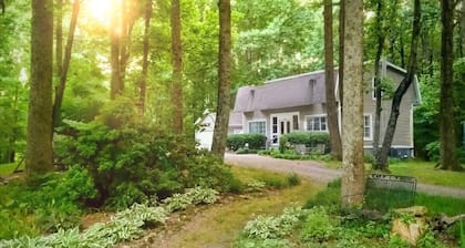 Cozy Cottage Wooded Retreat