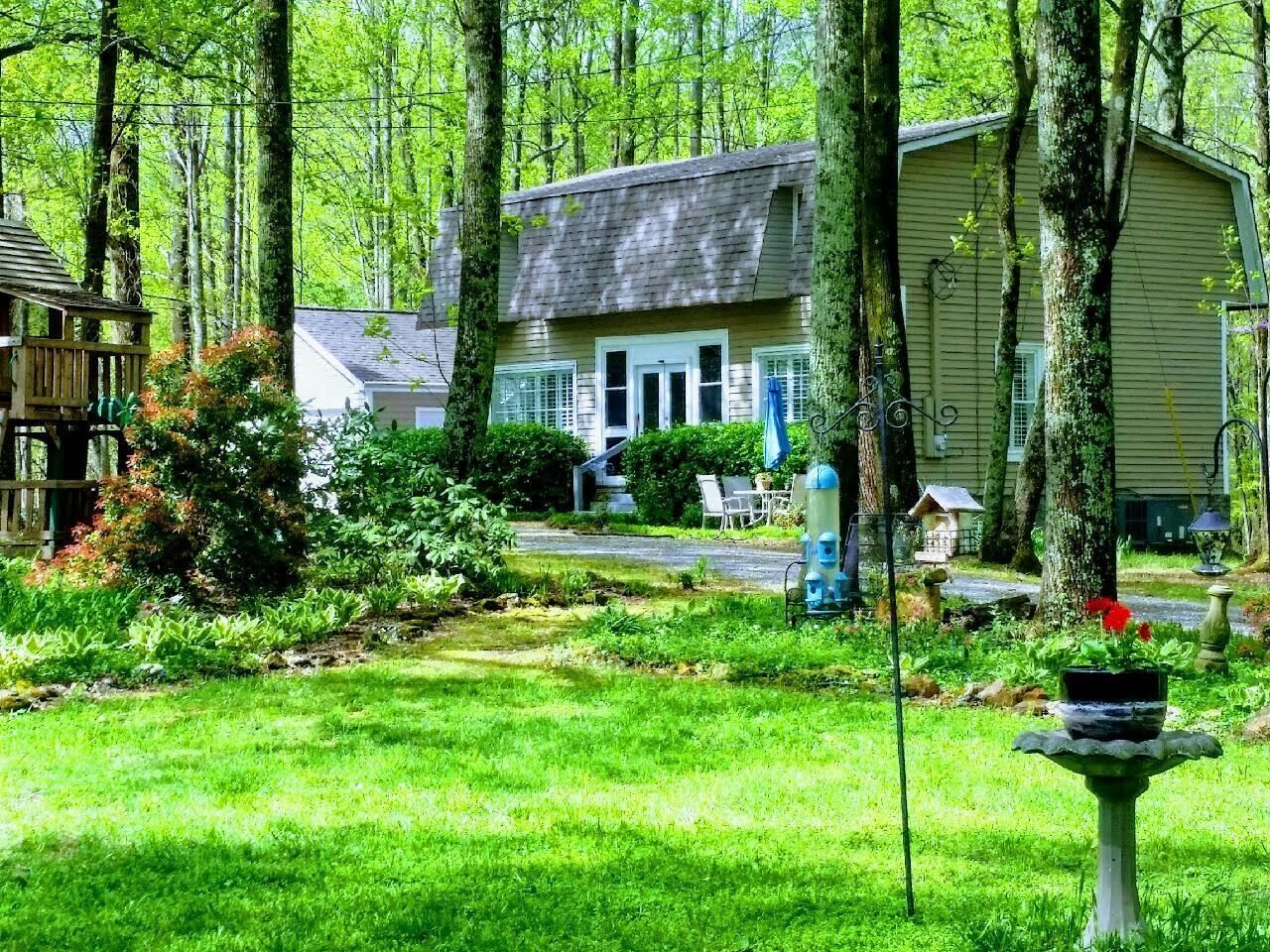 Cozy Cottage Wooded Retreat