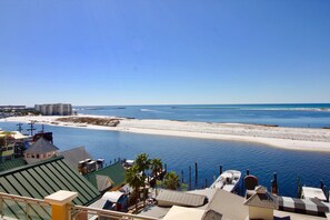 På stranden, buss til stranden (inkludert), solsenger og strandhåndklær